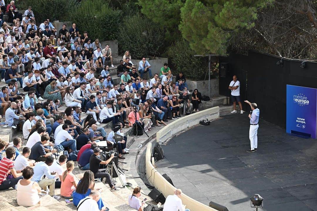 マッテオ・レンツィのインスタグラム：「La nostra scuola di politica accoglie ogni anno ragazze e ragazzi da tutta Italia e da tutta Europa. Quest'anno siamo più di 500! Per la prima volta siamo volati al mare in Sicilia.   Sono orgoglioso di poter dire che questa è la nostra scommessa verso le nuove generazioni.  #meritareleuropa2023」