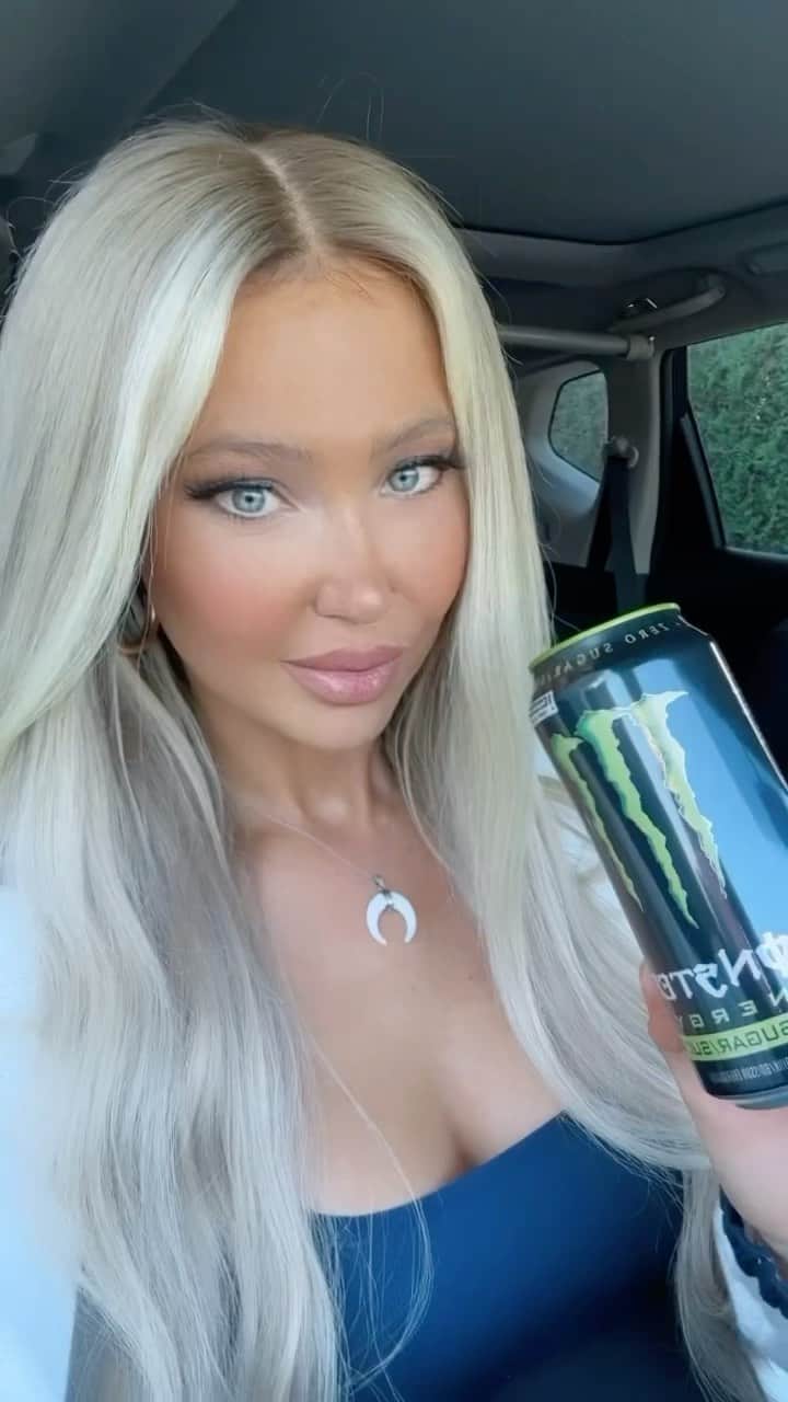 Andreane Chamberlandのインスタグラム：「Yes I am 🤪🤤 @monsterenergy」