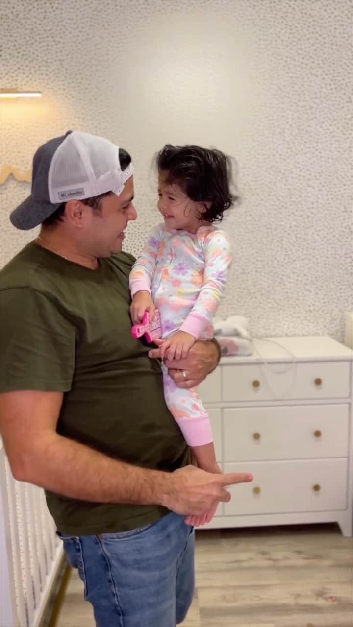 The Honest Companyのインスタグラム：「When dad takes over >>> #dadsofwalmart  📹| @jessbonillabeauty」