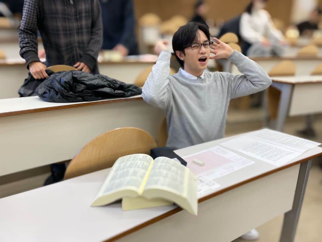 シッコウ!!〜犬と私と執行官〜のインスタグラム：「📝 試験を頑張る栗橋くん😳？ 果たして結果は…！ ⁡ ◥◣最終回は9/12(火)よる9時◢◤ ⁡ 最終回放送まで何度でも！ 第8話をおかわりしてください🐶✨ プロフィール欄のURLからチェック✔︎︎︎︎ ⁡ #シッコウ!! #中島健人 #SexyZone」