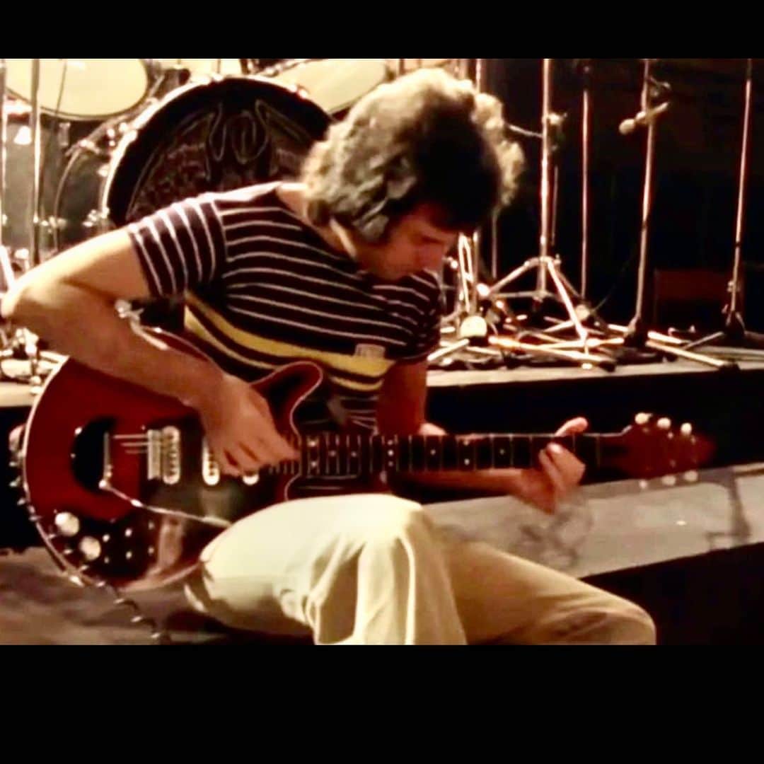 ブライアン・メイのインスタグラム：「Inescapably thinking so much about Freddie in these strange days.  At the time this photo was taken  I’m sure it didn’t seem very important to see Freddie’s fingers dancing on my own home-made guitar. Now it summons up waves of affection and great memories.  He is so missed.  Tomorrow while I’m speaking passionately to Welsh farmers about cows and badgers and bovine TB, Freddie’s most intimate personal effects, and writings that were part of what we shared for so many years, will go under the hammer, to be knocked down to the highest bidder and dispersed forever.  I can’t look.  To us, his closest friends and family, it’s too sad.  Thanks @magnolia_stereos for finding the pic.  I don’t know the credit.  Bri」
