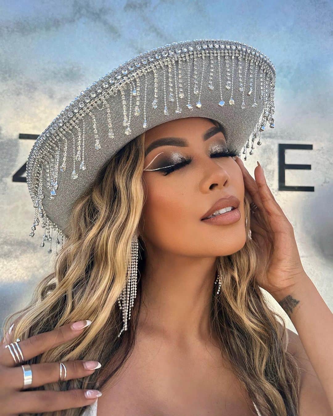 リアン Vさんのインスタグラム写真 - (リアン VInstagram)「What a memorable night ✨ HAPPY BIRTHDAY @beyonce 👑🐝 Truly the greatest Entertainer that’s inspired me all my life! 🤍 Love you Queen!  Thank you to my girl @melissamolinaro and @azazieofficial for an amazing experience! ✨#Renaissance」9月6日 2時46分 - lianev