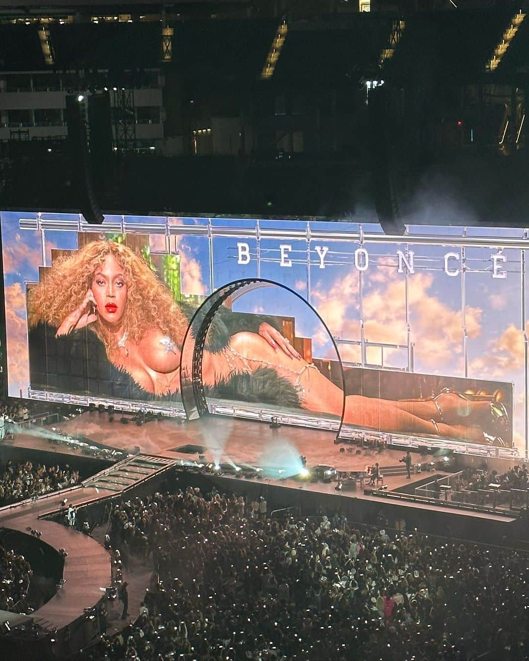 リアン Vさんのインスタグラム写真 - (リアン VInstagram)「What a memorable night ✨ HAPPY BIRTHDAY @beyonce 👑🐝 Truly the greatest Entertainer that’s inspired me all my life! 🤍 Love you Queen!  Thank you to my girl @melissamolinaro and @azazieofficial for an amazing experience! ✨#Renaissance」9月6日 2時46分 - lianev