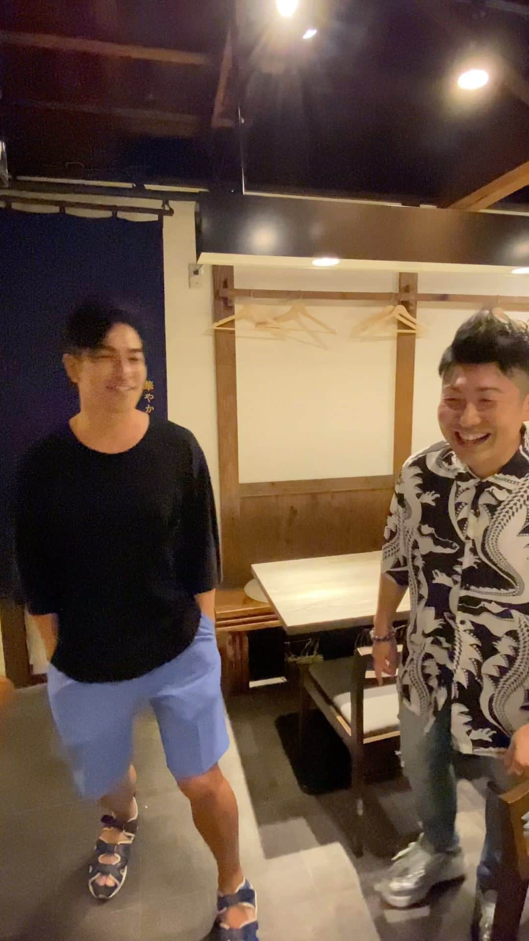 レイチェルのインスタグラム：「先日の、超絶ありがた過ぎる『たのしぃーーー』🤩🙏✨✨✨ with北村一輝さん🙇‍♂️🙇‍♂️🙇‍♂️🙇‍♂️🙇‍♂️✨✨✨✨✨  #俳優 #北村一輝 さんが #僕のギャグ #たのしぃーーー  #を受けて下さった #そして #このギャグを受けた人史上 #一番最高の清々しいスマイルをして下さってた #🤣🙏✨ #本当に本当にありがとうございました #🙇‍♂️✨✨✨ #吉本新喜劇 #レイチェル #🙇‍♂️✨✨✨」