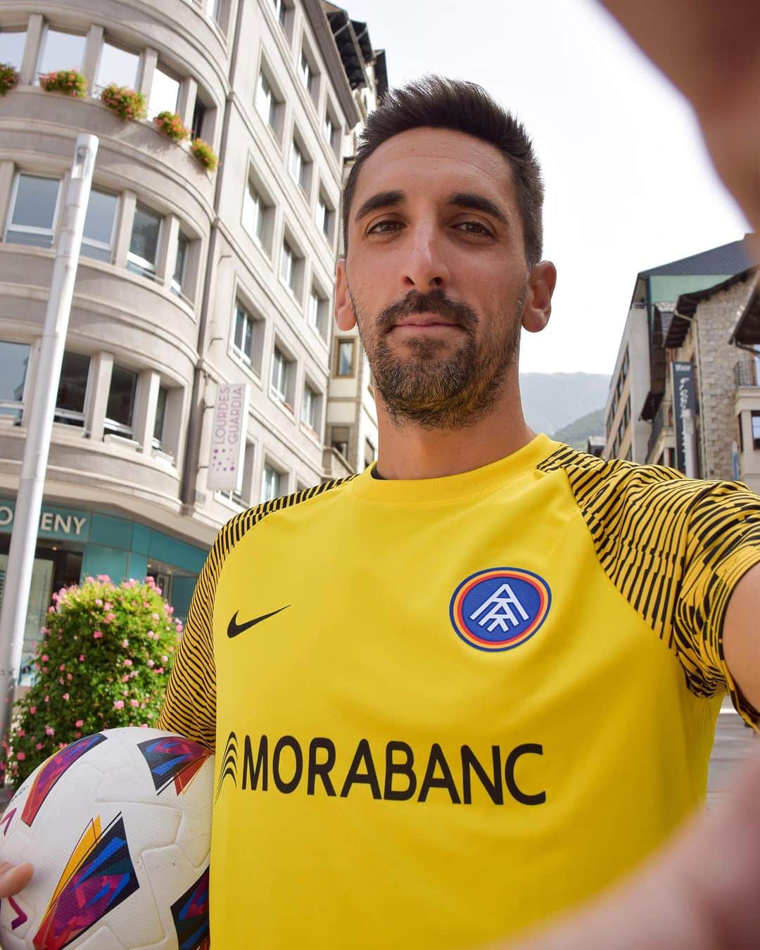 オイエル・オラサバル・パレデスのインスタグラム：「📌 Plaça Coprínceps | @oierolazabal   #OierTricolor  #SomTricolors 🔵🟡🔴 @andorraworld」