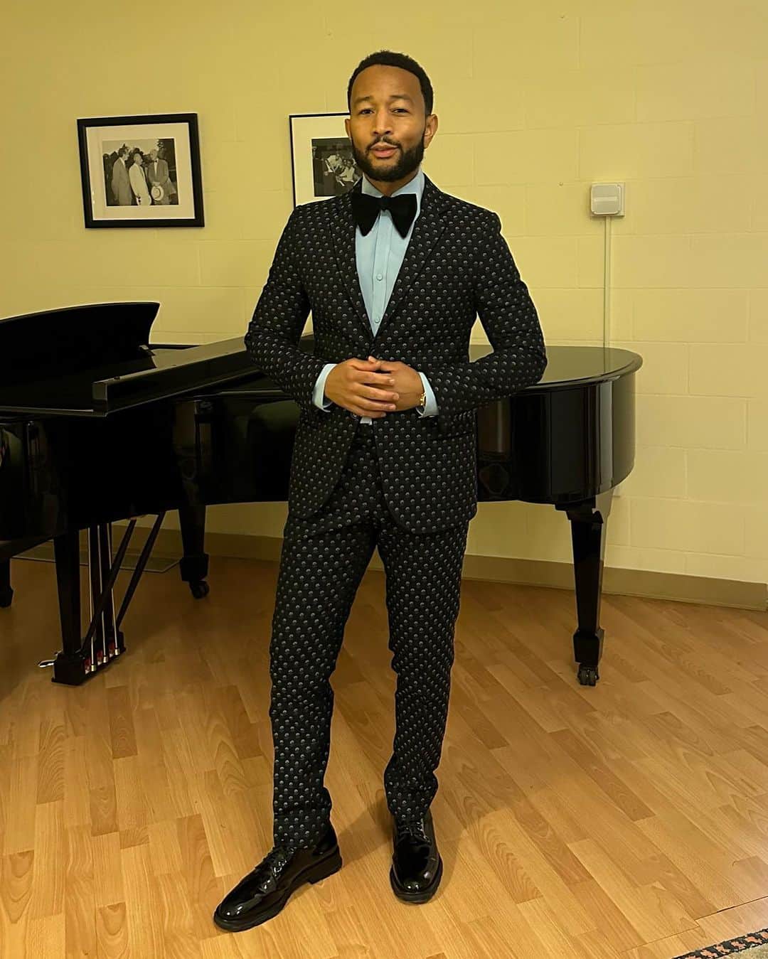ジョン・レジェンドのインスタグラム：「Capped off a beautiful weekend in the Berkshires with a magical night at Tanglewood. So cool to get dressed and play piano in the same dressing room and then play the same venue as such greats as Leonard Bernstein. Thank you to all the lovely folks of Western Massachusetts!」