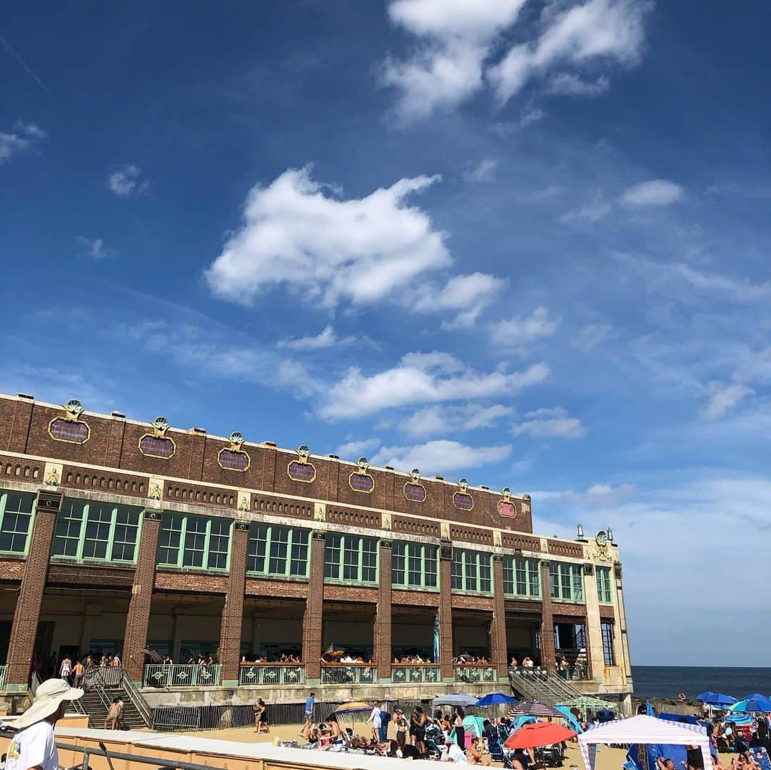 岡田育さんのインスタグラム写真 - (岡田育Instagram)「All avenues lead to the beach… the most summeriest moments of my 2023 at Asbury Park Beach, NJ. #asburyparkboardwalk  #asburyparknj #jerseyshore  #nofilterneeded  #moretocome   🌻🌊⛱️😎🖖  NY市内から電車で２時間半、 #ニュージャージー は #アズベリーパーク に遊びに行ってきたよ。めっちゃのんびりしたな！ 写真で見るほど暑くない最高の陽気。」9月6日 3時21分 - okadaic