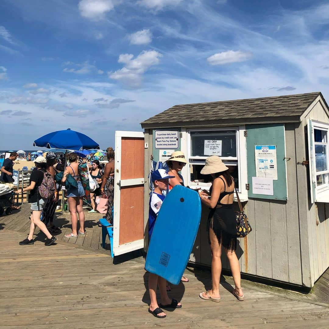 岡田育さんのインスタグラム写真 - (岡田育Instagram)「All avenues lead to the beach… the most summeriest moments of my 2023 at Asbury Park Beach, NJ. #asburyparkboardwalk  #asburyparknj #jerseyshore  #nofilterneeded  #moretocome   🌻🌊⛱️😎🖖  NY市内から電車で２時間半、 #ニュージャージー は #アズベリーパーク に遊びに行ってきたよ。めっちゃのんびりしたな！ 写真で見るほど暑くない最高の陽気。」9月6日 3時21分 - okadaic