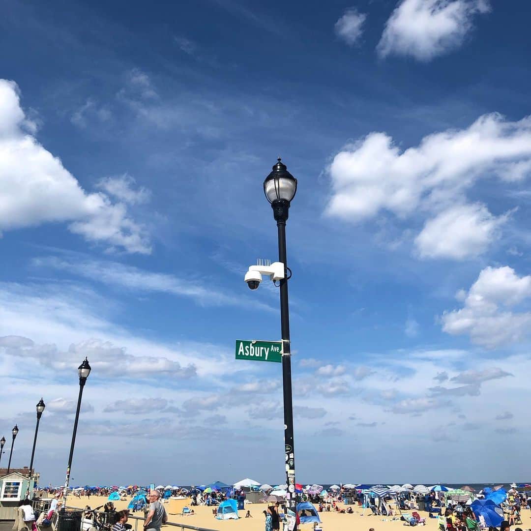 岡田育さんのインスタグラム写真 - (岡田育Instagram)「All avenues lead to the beach… the most summeriest moments of my 2023 at Asbury Park Beach, NJ. #asburyparkboardwalk  #asburyparknj #jerseyshore  #nofilterneeded  #moretocome   🌻🌊⛱️😎🖖  NY市内から電車で２時間半、 #ニュージャージー は #アズベリーパーク に遊びに行ってきたよ。めっちゃのんびりしたな！ 写真で見るほど暑くない最高の陽気。」9月6日 3時21分 - okadaic