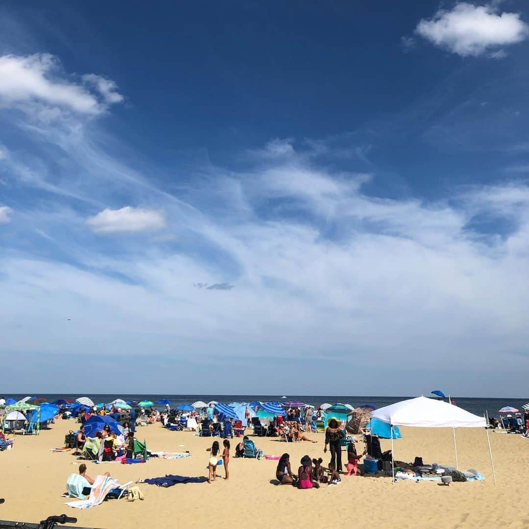 岡田育のインスタグラム：「All avenues lead to the beach… the most summeriest moments of my 2023 at Asbury Park Beach, NJ. #asburyparkboardwalk  #asburyparknj #jerseyshore  #nofilterneeded  #moretocome   🌻🌊⛱️😎🖖  NY市内から電車で２時間半、 #ニュージャージー は #アズベリーパーク に遊びに行ってきたよ。めっちゃのんびりしたな！ 写真で見るほど暑くない最高の陽気。」