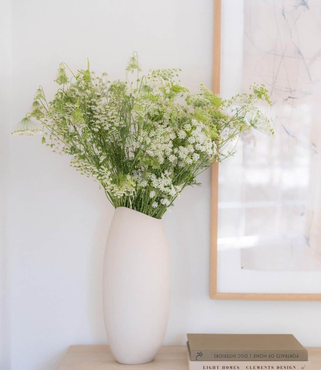 エリン フェザーストンのインスタグラム：「I love the simplicity of wildflowers 📷 @elizabethmessina」