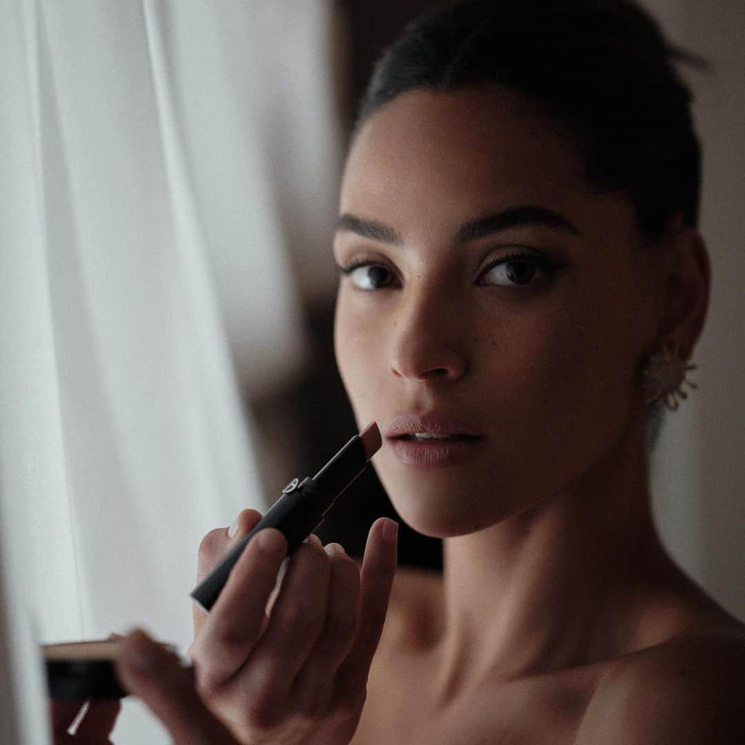 エイドイア・アージョナのインスタグラム：「Lip power one of my personal favorites and the key in creating this look with my dear friend @babskymakeup @armanibeauty #Armanibeauty #ArmaniMakeup  Luminous Silk Foundation in shade 7.5 Luminous Silk Concealer in shade 5 Luminous Silk Glow Fusion Powder in shade 4 Luminous Silk glow blush 60 Eye Tint in shades 8 and 10 Smooth Silk Eye Pencil in shade 12 Eyes to Kill Classico Mascara Lip Power in shade 102」