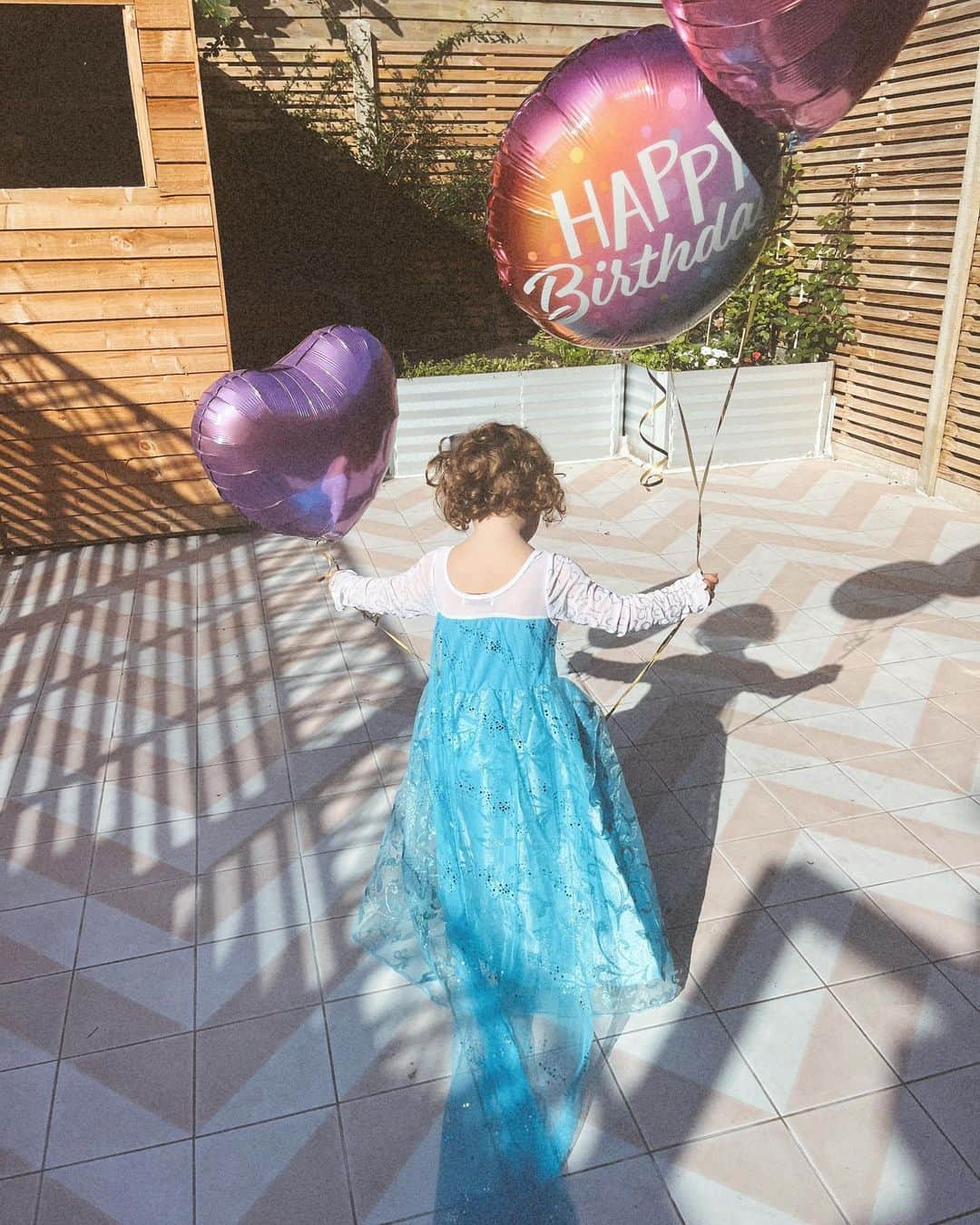 ジム・チャップマンのインスタグラム：「No better way to spend your 2nd birthday than with bubbles, balloons and your grandparents. We love you Margot, two wonderful years of you. ❤️」