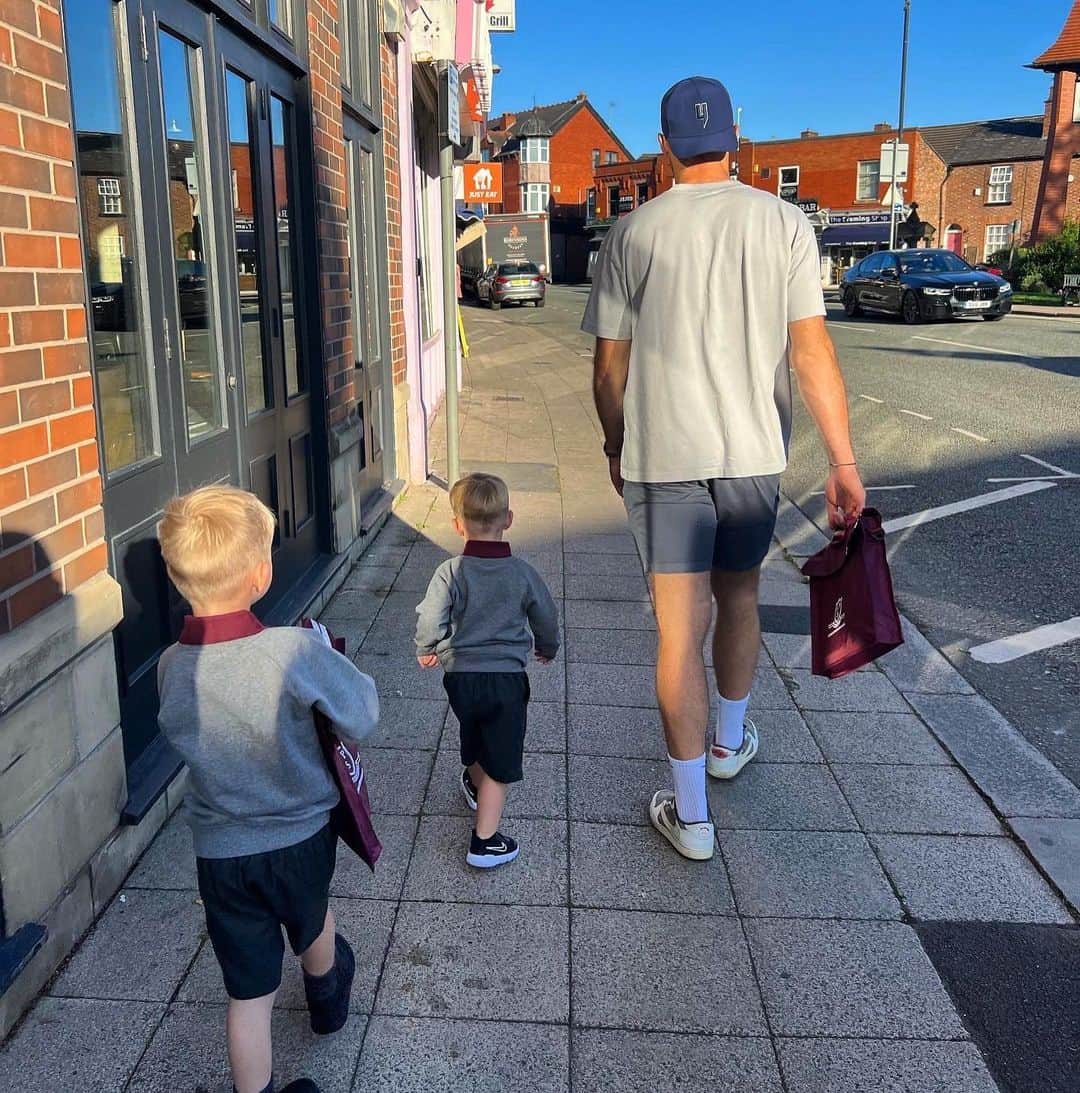 ジャック・バトランドのインスタグラム：「my boys growing up way too fast 💙💙」