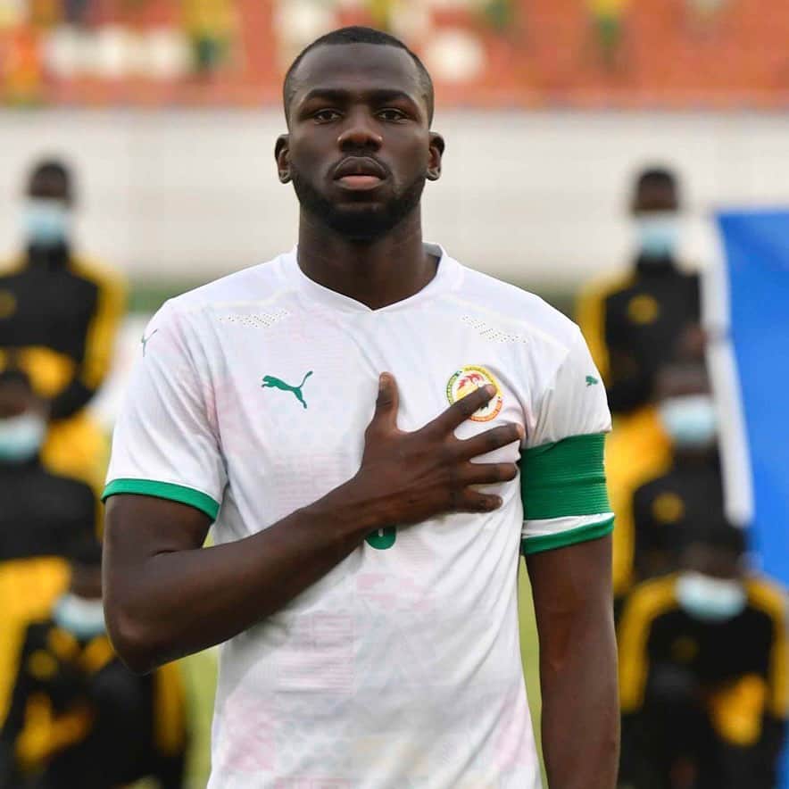 のインスタグラム：「Huit ans déjà depuis le  #NamibieSénégal, mon premier match avec le glorieux maillot des Gaïnde.  Aujourd'hui, le Capitaine que je suis, est fier de ce merveilleux voyage.  Sénégal Dem ba Jeex 💚💛❤️  #KK 🇸🇳 #OnThisDay」