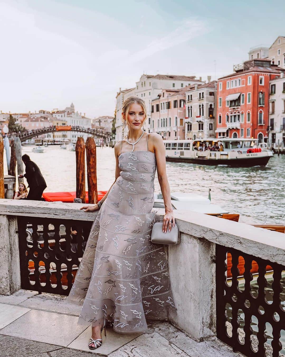ビクトリアのインスタグラム：「Pinch me moments. Walking the Venice Red Carpet before a special night at the Peggy Guggenheim Museum to celebrate @armanibeauty makeup ❤️」