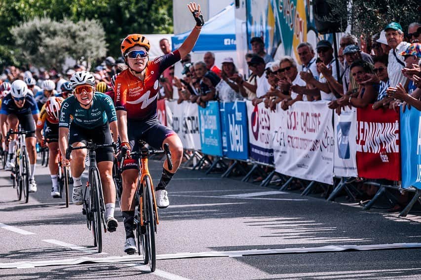 與那嶺恵理のインスタグラム：「This is @tourdelardechefeminin stage 1 of @hphcycling 🧡  Stage WIN by @dariapikulik 🙌🏻with our great lead-out girls 👭 It means we have leader jersey in pink 🎀  . .  I was just patrolling in the front and joined the break of the day 🫡 It was a good day for us. Keep it high and go into stage 2 in line with Pink 🎀!!  . . 📸: @oskarsbrook  #今日のエリさん #HumanPoweredHealth」