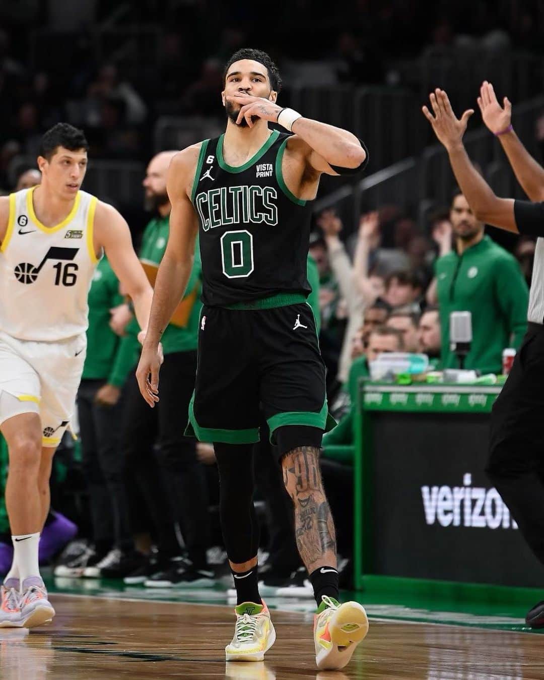 ボストン・セルティックスのインスタグラム：「goodbye summer, hello hoops season 👀」