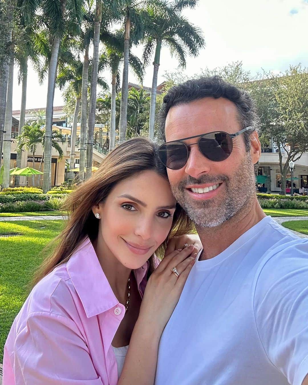 カロリーネ・セリコのインスタグラム：「Merrick kinda day Outro destino que amamos passear é a área no sul de Coral Gables e Merrick Park. E as peças chaves da NIINI, como regata básica de algodão e camisa de tricoline. Quem mais ama? #CaCelicoViagem」