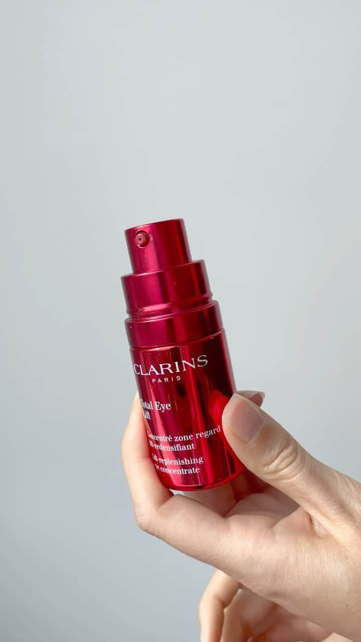 Clarins Canadaのインスタグラム：「Looking for a sign to try the Total Eye Lift? This is it. 💖✨ __________ Vous aviez besoin d'un signe pour essayer le Total Eye Lift ? Le voici. 💖 ✨ . . . #Clarins #TotalEyeLift #EyeCare #SkinCare」