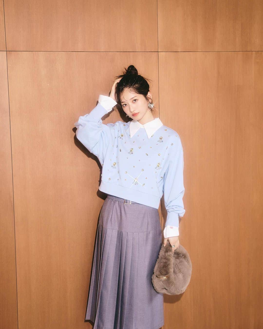 のインスタグラム：「- ONLINE STORE  LIMITED ITEMS -  秋コレクションの人気アイテムから 気分上がる華やかな オンラインストア限定カラーが登場！  人気のパールビジュースウェットは サックスブルーに黄色のビジューを散りばめて、より上品な印象に。  オンラインストアにて公開中  #lilybrown #リリーブラウン #vintage #vintagefeature #オンライン限定 #EC限定 #限定カラー」
