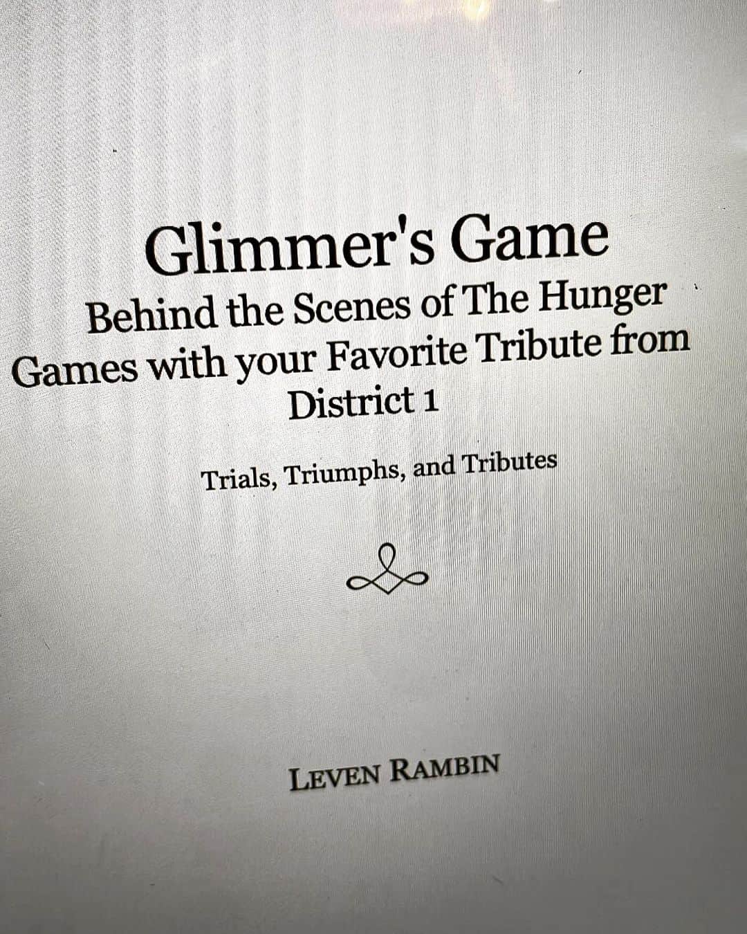 レヴェン・ランビンのインスタグラム：「#glimmersgame coming soon 📕 😜」