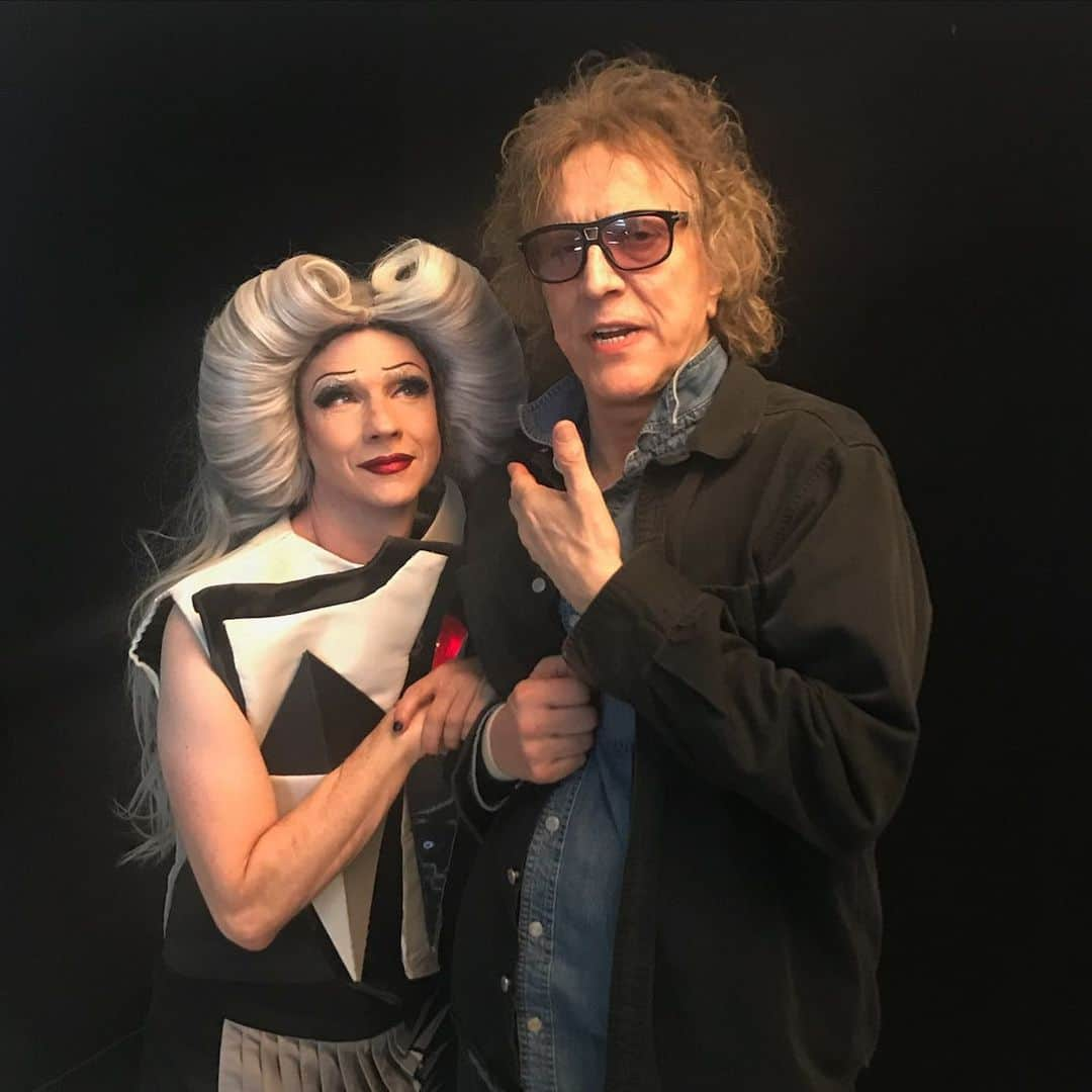 ジョン・キャメロン・ミッチェルのインスタグラム：「@pott28 thank u for this great shot of the legendary photographer of Bowie, Queen, Iggy, Lou!  Mick did our Hedwig and Shortbus posters. I really miss that sweet rockstar manqué, the only person i’ve ever seen light up a spliff in a high end restaurant and no one said a word. Rest in Punk, Mick…」