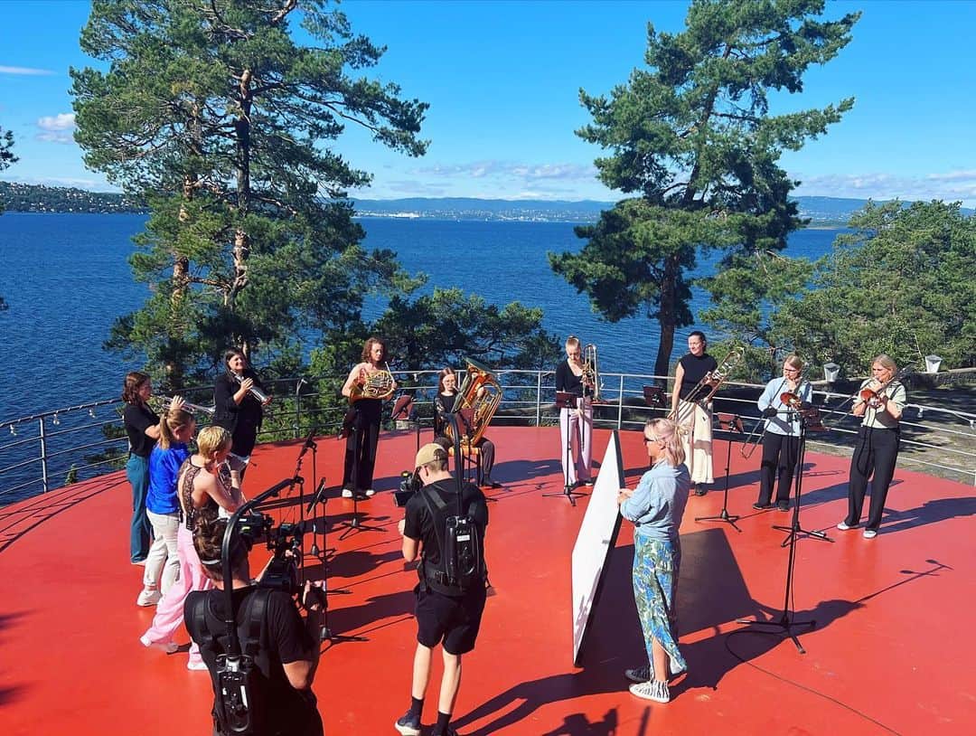 ティーネ・ティング・ヘルセットさんのインスタグラム写真 - (ティーネ・ティング・ヘルセットInstagram)「A great day with @tenthing filming some really fun stuff for Norwegian TV, coming to NRK in the not too distant future 🤩 #ingierstrand #nrk  @ingierstrandbadrestaurant」9月6日 4時21分 - tinethinghelseth