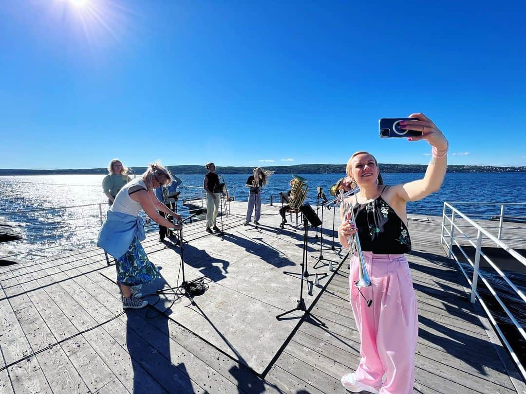 ティーネ・ティング・ヘルセットのインスタグラム：「A great day with @tenthing filming some really fun stuff for Norwegian TV, coming to NRK in the not too distant future 🤩 #ingierstrand #nrk  @ingierstrandbadrestaurant」
