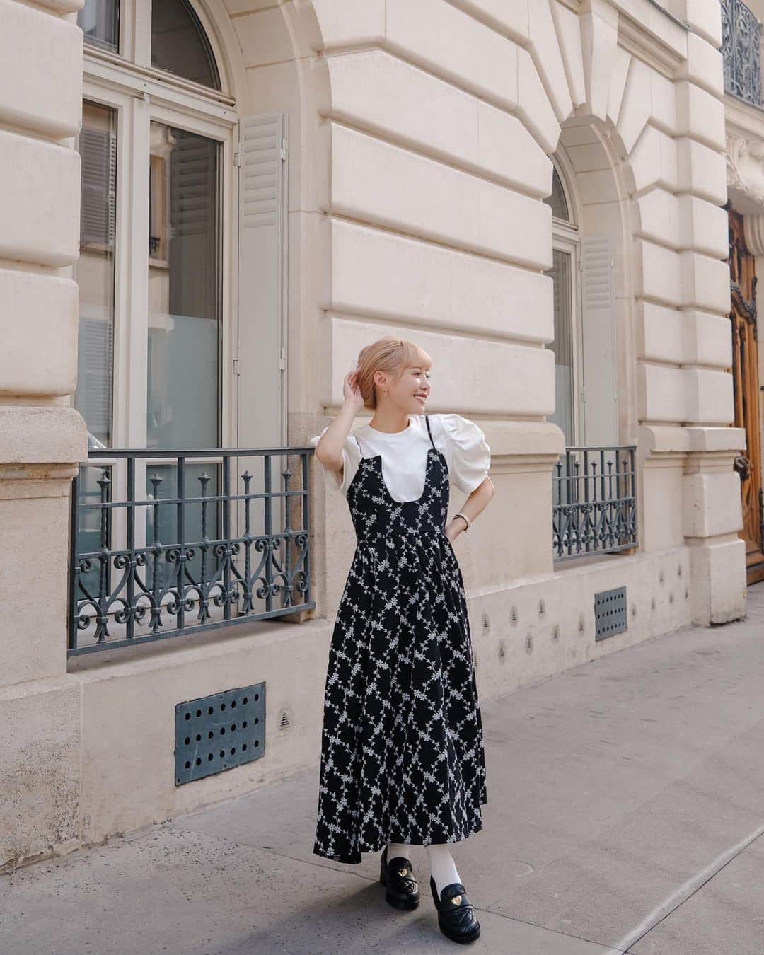紀卜心さんのインスタグラム写真 - (紀卜心Instagram)「巴黎的街道隨便拍都覺得好美☺️  #outfits @clastylist」9月6日 4時21分 - eatzzz7