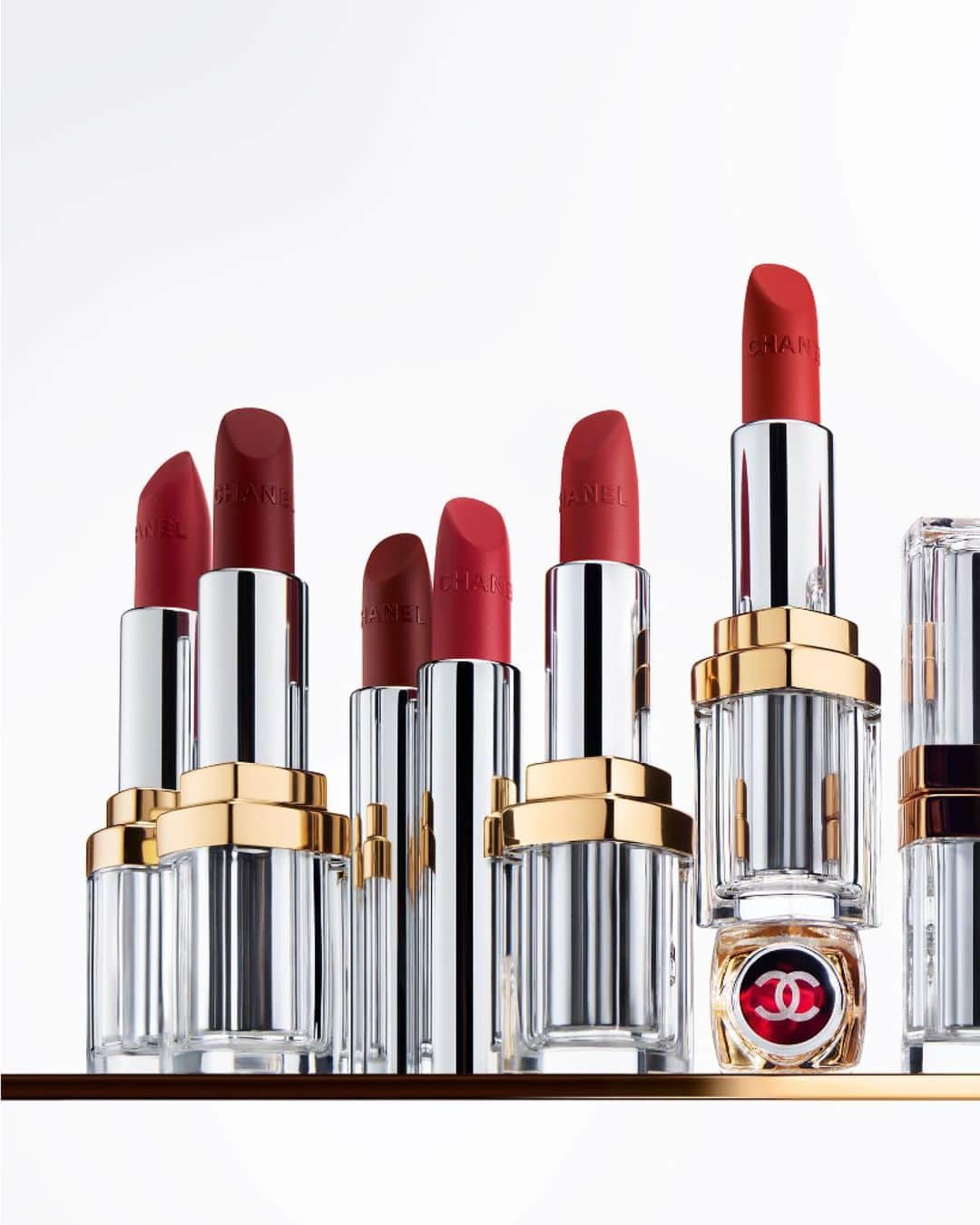 のインスタグラム：「New 31 LE ROUGE.  12 singular shades inspired by Gabrielle Chanel's creations, ateliers, and iconic apartment.  12 colors that reveal and embellish—made for singularity rather than subtlety.  12 bold statements, made day after day.  Discover the House's most exclusive lipstick.   #31LeRouge #CHANELMakeup」