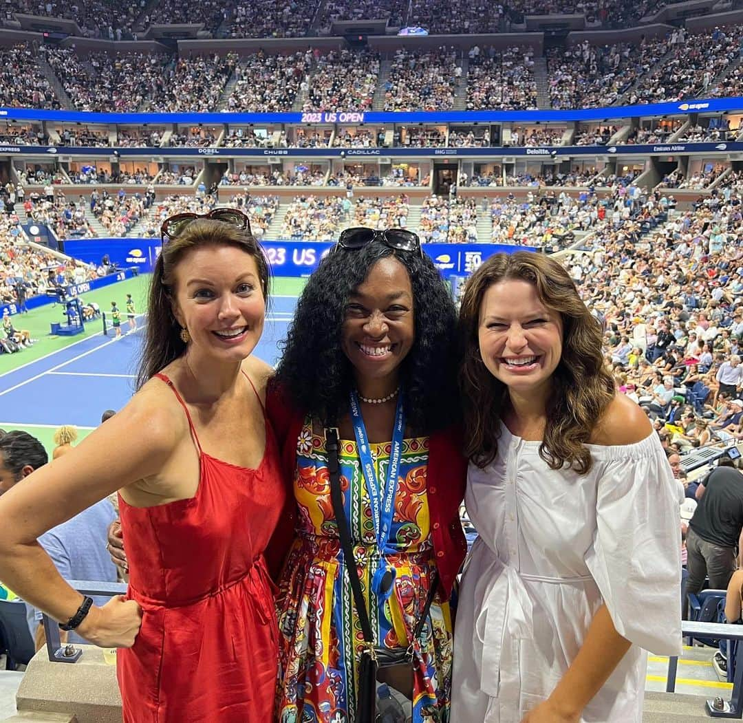 ションダ・ライムズさんのインスタグラム写真 - (ションダ・ライムズInstagram)「A Scandal family reunion and some Mom & daughter time? Yes, please! 🎾❤️」9月6日 4時26分 - shondarhimes