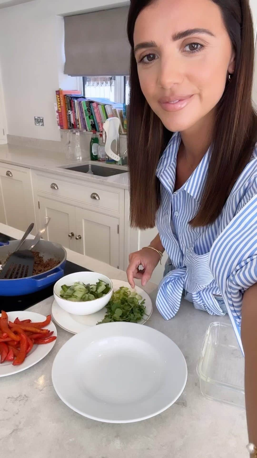 ルーシー・メックレンバーグのインスタグラム：「Spicy pork rice bowl 🌶🍚  Ad we have lots of new delicious under 30min recipes on @rwl this is one of my favs 🥰🤤 I swapped the pork for beef as I had that in the fridge already and it’s equally delicious!  Under 400Cal & 40g protein  Full recipe on @rwl sign up now for £1 💪🏼💛」