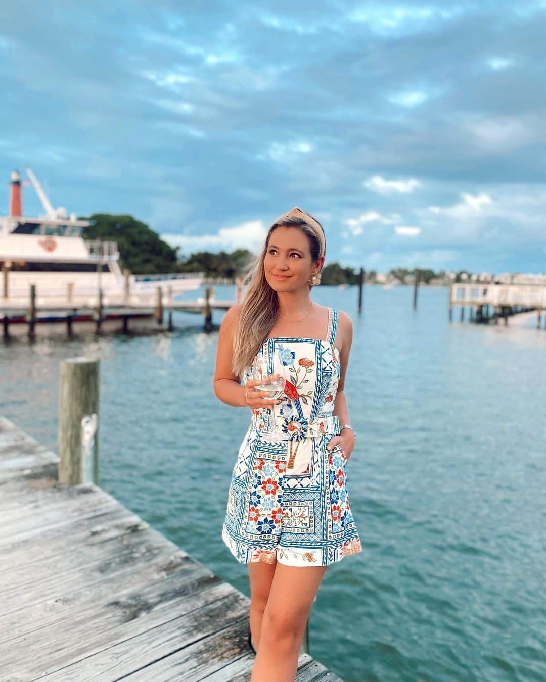 サシャ・カリスのインスタグラム：「Happiest near the water 💦  + a nice glass of wine 😋😉🥂 #summer2023 #endofsummer #jupiterfl #docklife #jupiterlighthouse」