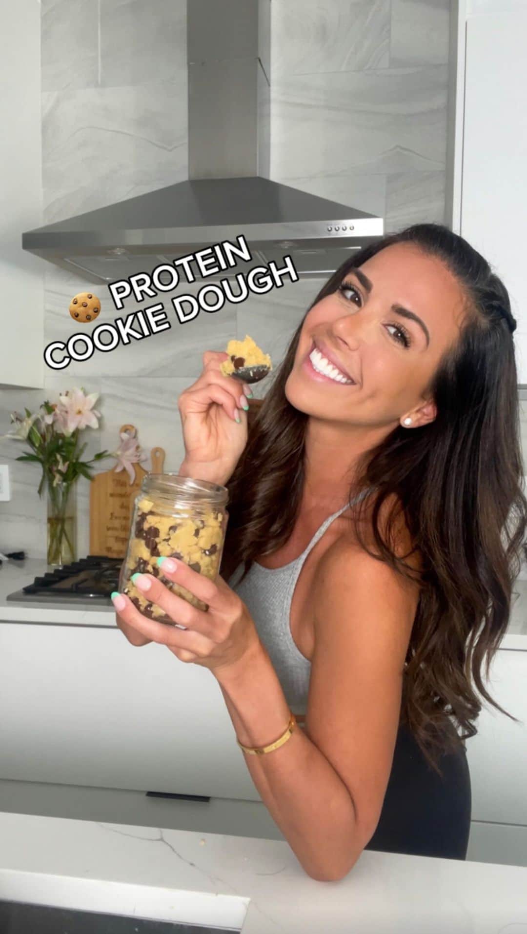 Ainsley Rodriguezのインスタグラム：「🍪 Protein Cookie Dough! . Roll into bite size balls or keep it in a mason jar in the fridge and spoon it out when the cravings call! . Ingredients: 1c almond flour 1/4c coconut flour 1/4c maple syrup 3Tbsp coconut oil (melted) 1tsp vanilla 1/2 scoop vanilla protein Pinch of sea salt Optional Toppings: sprinkles/choc chips . #healthyrecipes #fitrecipe #healthysnack」