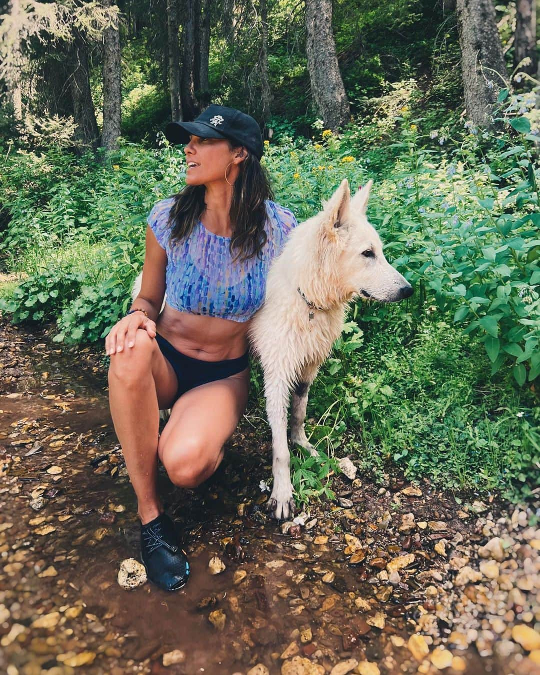 ダニエラ・ルーアのインスタグラム：「Hanging in nature with my nature bathing suit made from recycled plastic bottles and my nature hat that planted 10 trees when I purchased it, and my nature husband and nature dog… nature nature nature.  . Relaxando na natureza com o meu fato de banho natureza feito de garrafas de plástico recicladas, o meu chapéu natureza que ao comprar plantei 10 árvores e o meu marido natureza e o cão natureza… natureza natureza natureza. . @londrebodywear #bikini @tentree #hat and #IceTheShepherd #Idaho #creek #forest #nature」