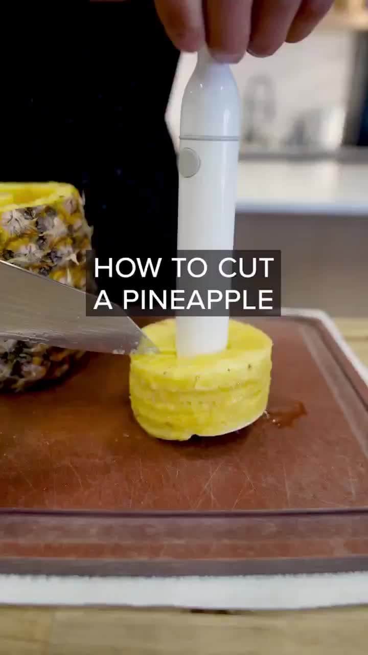 OXOのインスタグラム：「Our Pineapple Slicer is a must-have tool for any pineapple lover! 🍍 This tool makes it as easy as 1-2-3 to cut and serve fresh pineapple without the mess. Bonus- the hollow pineapple is perfect for a tropical drink! 🍹 Shop now at the link in bio.   📹 by @lovetocooklogan」
