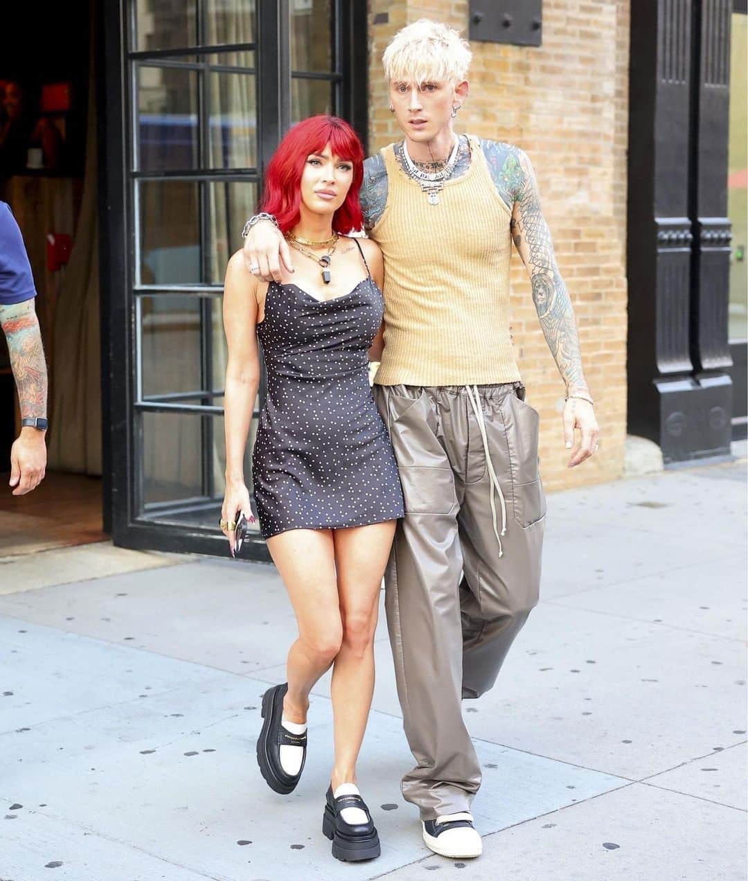 Just Jaredさんのインスタグラム写真 - (Just JaredInstagram)「Megan Fox is welcoming fall with a new haircut and color. The actress debuted a fiery new look while enjoying the afternoon at Soho House with fiance Machine Gun Kelly. We've got more pics over at JustJared.com! #MeganFox #MachineGunKelly Photos: Backgrid」9月6日 5時01分 - justjared