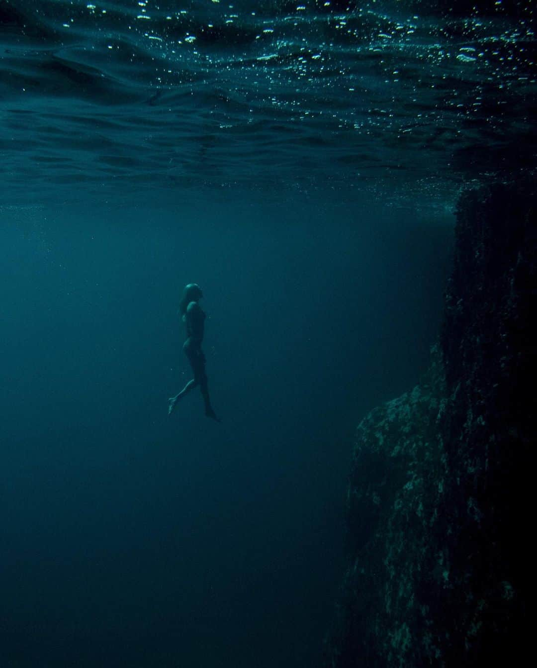 ローラ・エンバーさんのインスタグラム写真 - (ローラ・エンバーInstagram)「Underwater caves make me happy ❤️‍🔥 @woodygphoto  @billabongwomens」9月6日 5時11分 - lauraenever