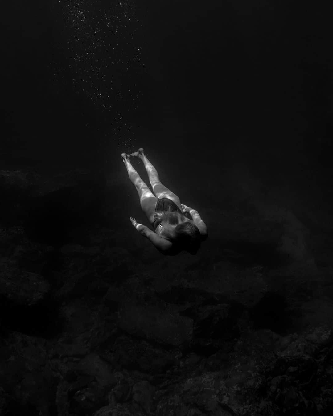 ローラ・エンバーさんのインスタグラム写真 - (ローラ・エンバーInstagram)「Underwater caves make me happy ❤️‍🔥 @woodygphoto  @billabongwomens」9月6日 5時11分 - lauraenever