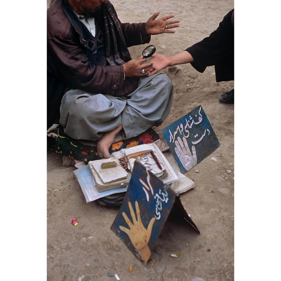 スティーブ・マカリーのインスタグラム：「Fortune teller at the Shrine of Hazrat Ali, Mazar-i-Sharif, #Afghanistan, 2002.」