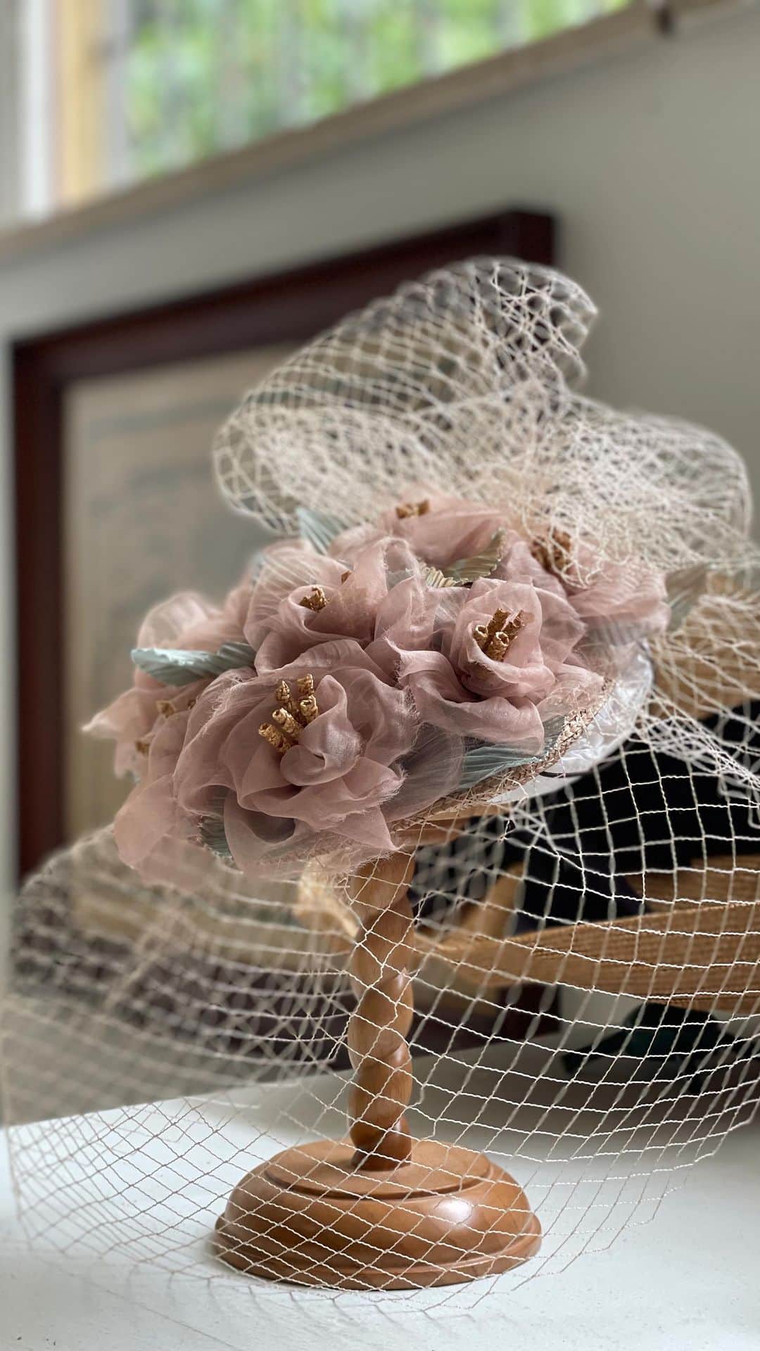 のインスタグラム：「The style and fashion of the 50s are very well known. With the end of the Second World War, a decade of great optimism, of economic development, of widespread well-being began, which was reflected in a real revolution in style.  Femininity is the watchword of the decade. The hourglass silhouette of Christian Dior, made of wide skirts and wasp waists, fabrics in vibrant shades, evening dresses with hyper-coordinated looks, stiletto heels, small and cute bags, Swarovski sets and white rhinestones, scarlet lipsticks and sophisticated make-up, fascinators with silk flowers and veils to complete the cocktail dresses.    ————————  #Grevi #InspiringTraditions #MadeInItaly #Since1875 #HatLovers #Florence #Craftmanship #fascinator  #cocktailstyle  #50sstyle  #thefifties  #fashionhistory  #50sfashion  #cocktailveil  #cocktaildress  #50saccessories」