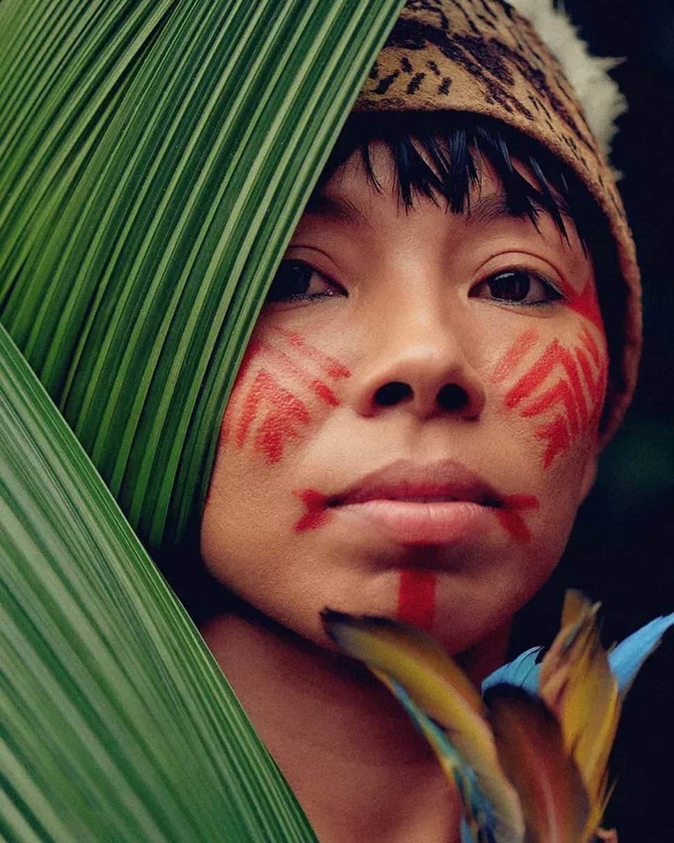 アレッサンドラ・アンブロジオのインスタグラム：「5 de setembro é Dia da Amazônia, uma data para celebrarmos a maior floresta tropical do mundo e também de lembrarmos dos desafios de preservar um bioma fundamental para o equilíbrio ambiental e climático do planeta.  Uma causa que apoio com muito orgulho, como mulher brasileira e mãe, junto à @bottletopofficial, na esperança de dar voz e visibilidade no apoio ao empoderamento de mulheres indígenas, ao mesmo tempo que protegemos a Amazônia e sua biodiversidade.  September 5th is Amazon Day, a date to celebrate the largest tropical forest in the world and also to remember the challenges of preserving a fundamental biome for the planet's environmental and climate balance.  A cause that I hold so close to my heart, as a Brazilian woman and a mother, together with @bottletopofficial, hoping to give voice and visibility to support the empowering of indigenous women, while protecting the Amazon and it’s beautiful biodiversity in the process.  🌳💚🌎  📸:  1 - @hickduarte  2 e 3 - @araquemoficial  4 e 5 - @bottletopofficial/@togetherbandofficial  #DiaDaAmazônia  #SetembroAmazônico  #AmazonDay」