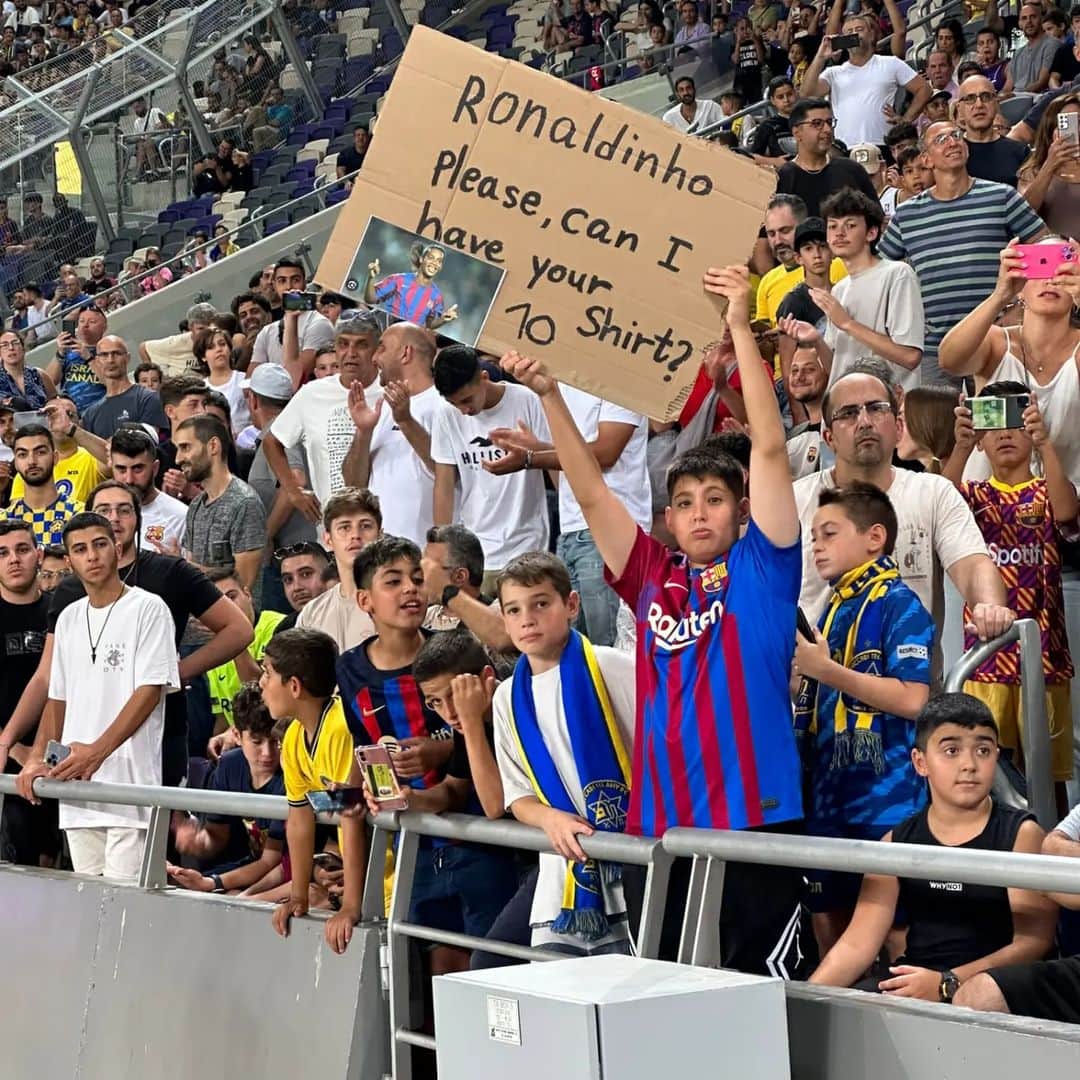 ロナウジーニョさんのインスタグラム写真 - (ロナウジーニョInstagram)「Siempre un placer @fcbarcelona 🤙🏾 #BarçaLegends 🔴🔵」9月6日 5時34分 - ronaldinho