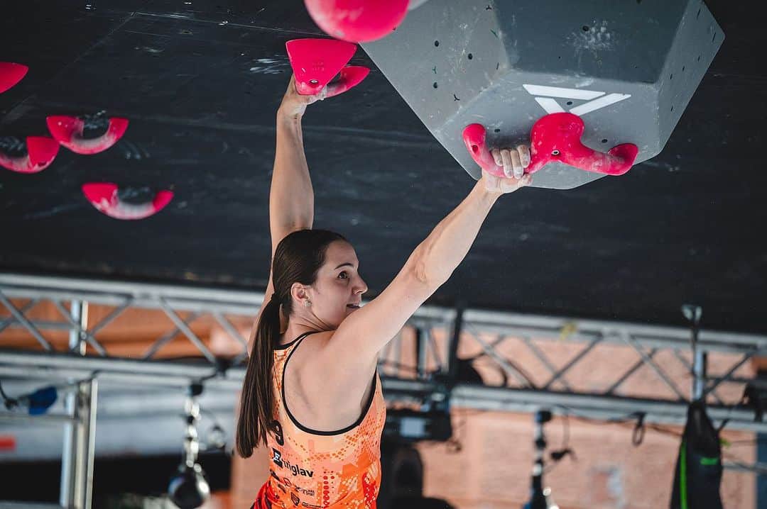 ユリア・クルーダーのインスタグラム：「Second place at this year’s edition of @triglavtherock 🥈 such a fun event I get to do with my friends!! 🥰  📸: @nikbfoto」