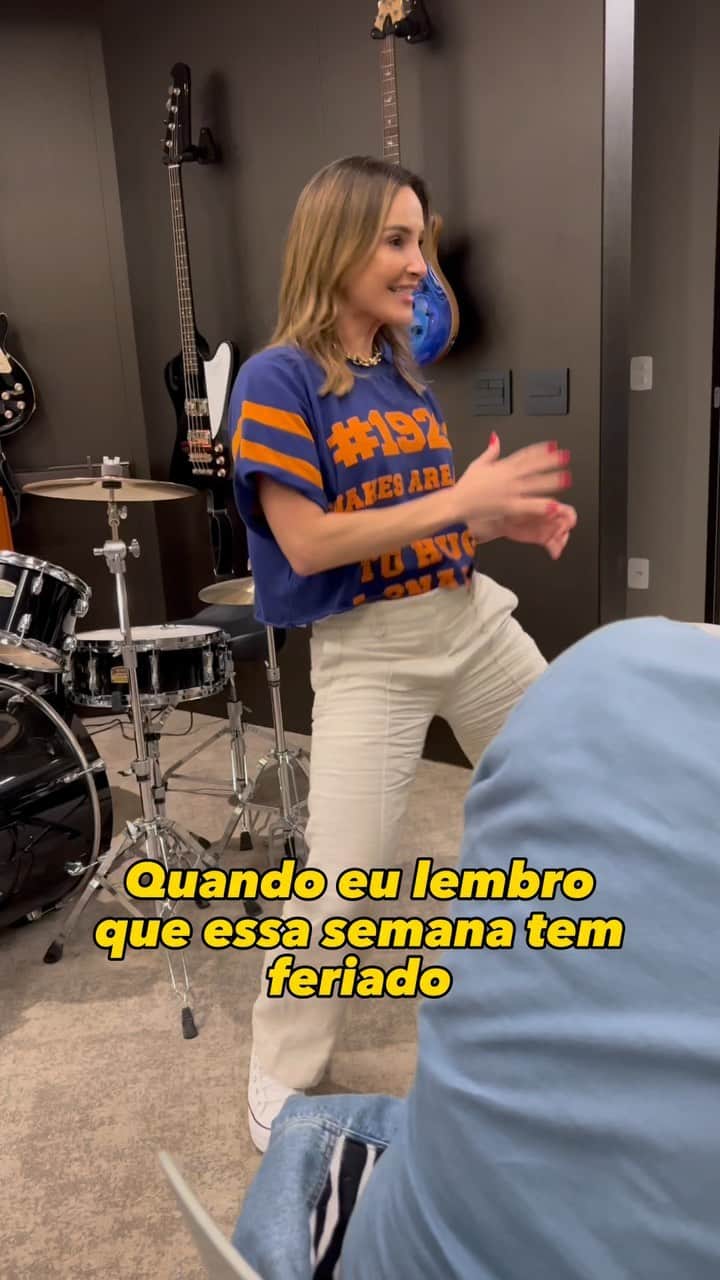 Claudia Leitteのインスタグラム：「Vocês também estão animados para o feriado prolongado? 😂  Marca os amigos que irão curtir esse feriado junto com você.」
