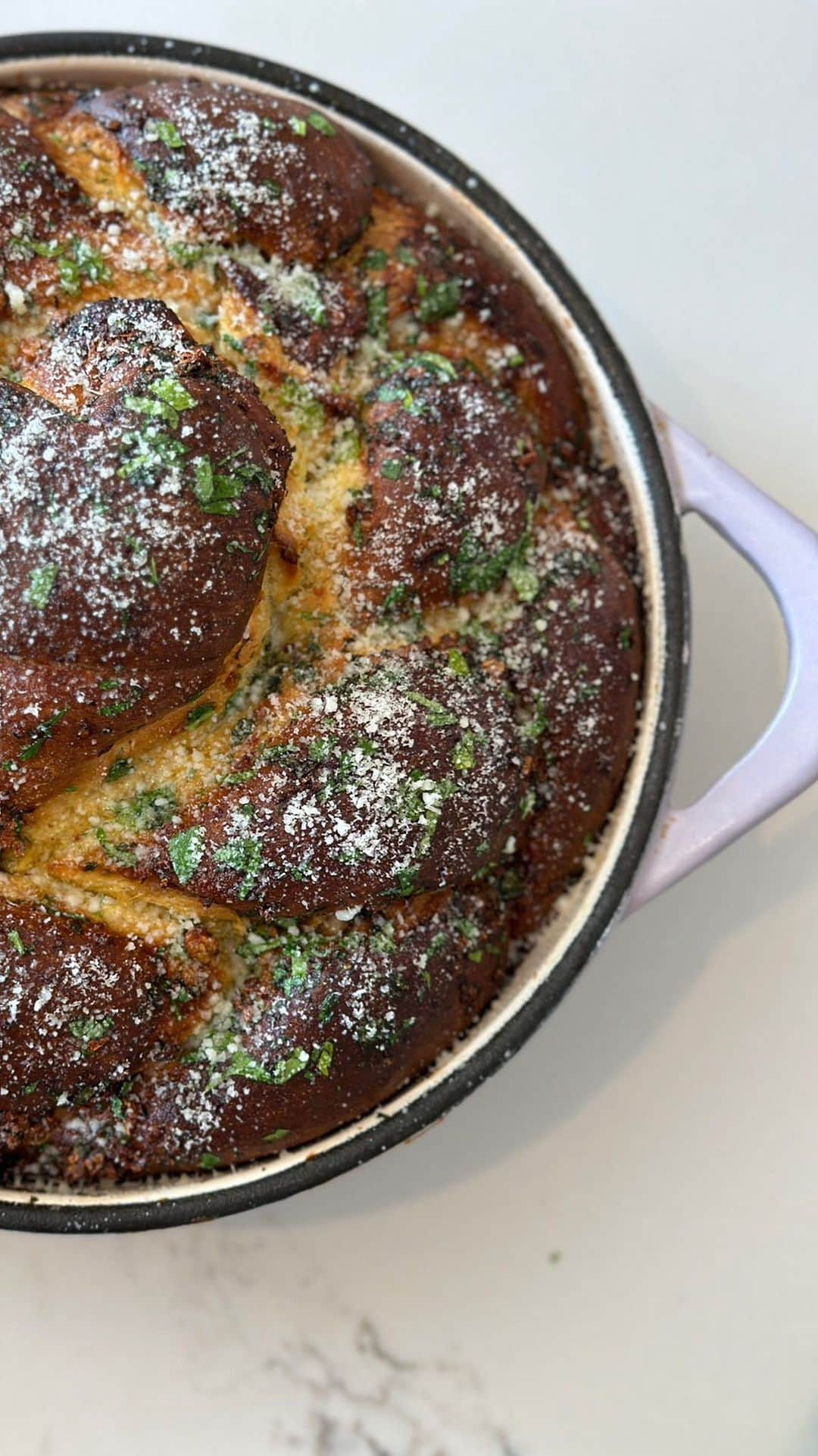 クリッシー・テイゲンのインスタグラム：「Ho-ly. Amazing. Cheesy Garlic Bread Challah Twist – a spin off from the Challah recipe from Adeena Sussman’s new cookbook, “Shabbat: Recipes and Rituals from My Table to Yours.” Adeena is the incredible co-author of all of Chrissy’s cookbooks, so it’s no surprise we are already obsessed with every recipe.   Get this exclusive recipe at the link in bio. We can’t promise it won’t be gone in a few bites!」