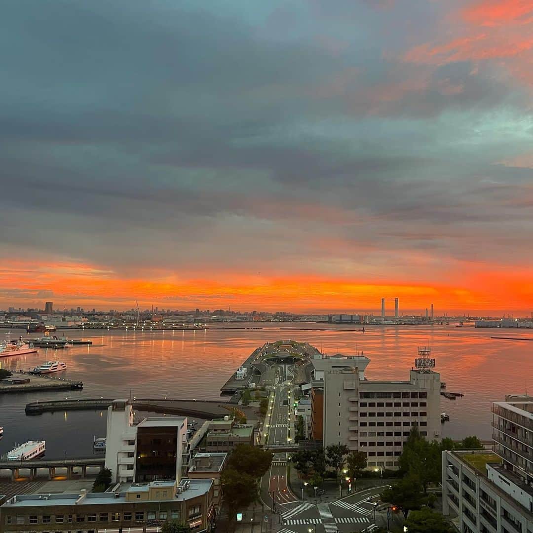 マキ・コニクソンさんのインスタグラム写真 - (マキ・コニクソンInstagram)「Good morning from Yokohama Bay !!  朝5:00ちょい過ぎ。 大桟橋埠頭上空の朝焼けが めちゃくちゃ美しい！🔥🔥  ハワイでは毎日5:30ぐらいに 目が覚めるんだけど日本では 30分繰り上げで5:00に目が覚めました。 早起きしたからこんな美しい光景が 見れました！ラッキー✌🏼  “早起きは三文の徳” これ間違いないーっ！  今日はどんな一日になるのかなぁ。 今回の京都ロケ楽しみです！🤗  お互いワクワクする事を 考えて/作って、 素敵な水曜日を過ごそうね！ そして皆さん元気でね！ Stay Healthy 👍🏼  #エア横浜 #横浜の朝焼けのおすそ分け #早起きは三文の徳 #人生楽しく生きよう」9月6日 5時32分 - makikonikson