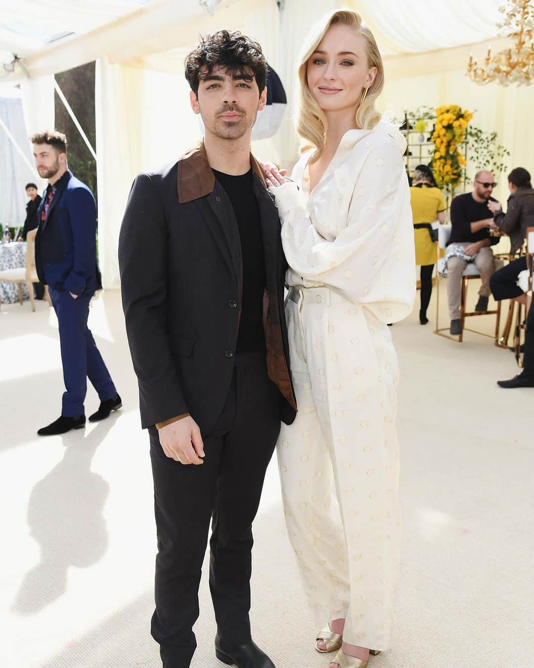 ELLE Magazineさんのインスタグラム写真 - (ELLE MagazineInstagram)「#SophieTurner and #JoeJonas’ four-year marriage has come to an end. Jonas filed for divorce today, calling the partnership “irretrievably broken” in court documents. It comes hours after he posted an Instagram wearing his wedding ring. Link in bio for all we know about the split. 💔」9月6日 5時51分 - elleusa