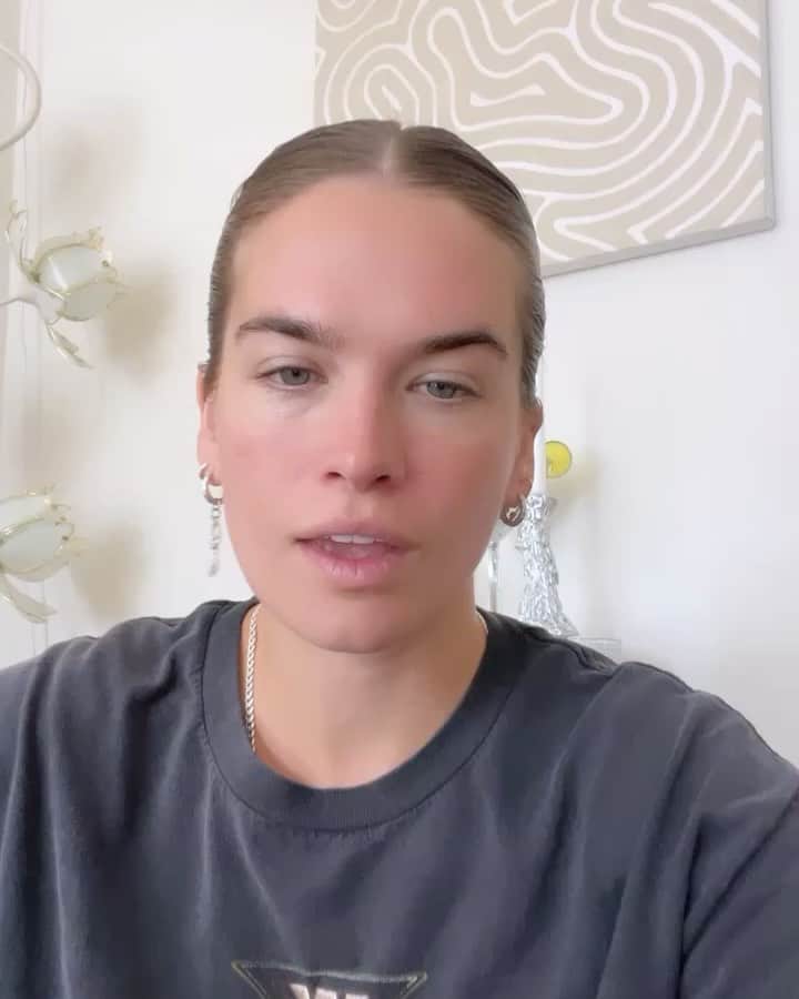 ストーミ・ヘンレイのインスタグラム：「The quija story I promised you, buckle up it’s a long one and this is the short version lol more happened that night I just couldn’t fit it in 10 slides lolll also my headphone started shocking me and random electronics were going crazy for days it was wack hahaha」